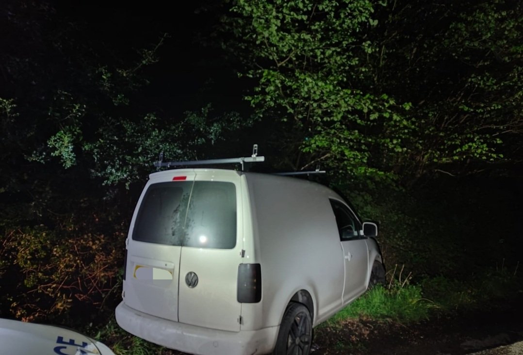 Officers from #LPT2 pursued and apprehended a drink driver who failed to stop in #Cranbrook. 
Thankfully, no one was injured. 

One male arrested for:
- Failing to stop
- Drink Drive 
- No insurance 
- No Licence
- No MOT 

CAD 28-1152
#RoadSafety 
#Fatal5 
#DrinkOrDrive