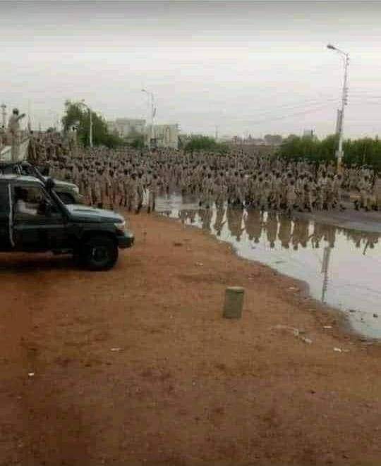 لن ننسى لن نغفر 
تم فض إعتصام القيادة العامة من قبل قوات الدعم السريع ..
#مجزرة_القيادة_العامة