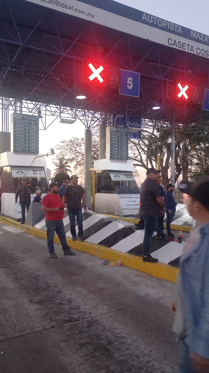 #Culiacán | #Productoresdemaíz de distintos municipios del estado bloquean la caseta de peaje de Costa Rica como medida de presión para conseguir una audiencia con el gobernador #RubénRochaMoya y plantearle la inconformidad por el precio de 5 mil 451.93 pesos la tonelada,…