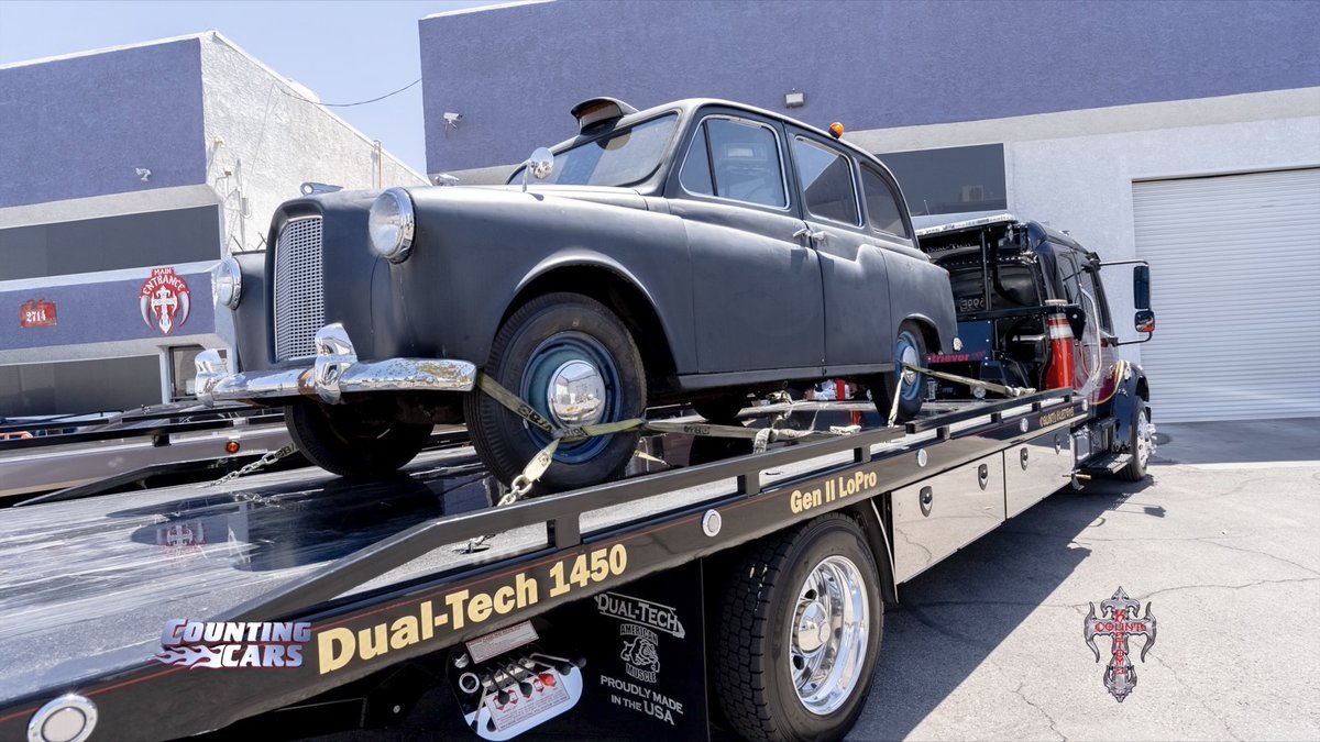 CountsKustoms's tweet image. @ghetto_808 is loading up our beautiful Dual-Tech, Inc tow truck for the last time! Don’t worry though, it will be in good hands because it’s going back home in Tennessee! Stay tuned for new kustomization on more of these amazing flatbeds down the road! #dualtech @CountsKustoms_S