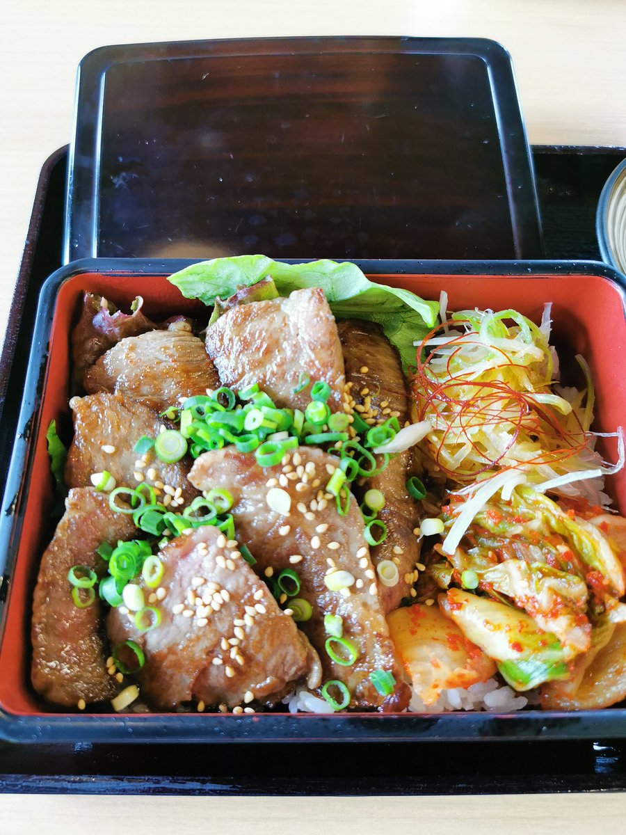 お昼ご飯はかなり早めに道の駅米沢で米沢牛カルビ重食べました🥰カルビトロトロでした。米沢牛は美味い😋栗子トンネル長かった😊✌️