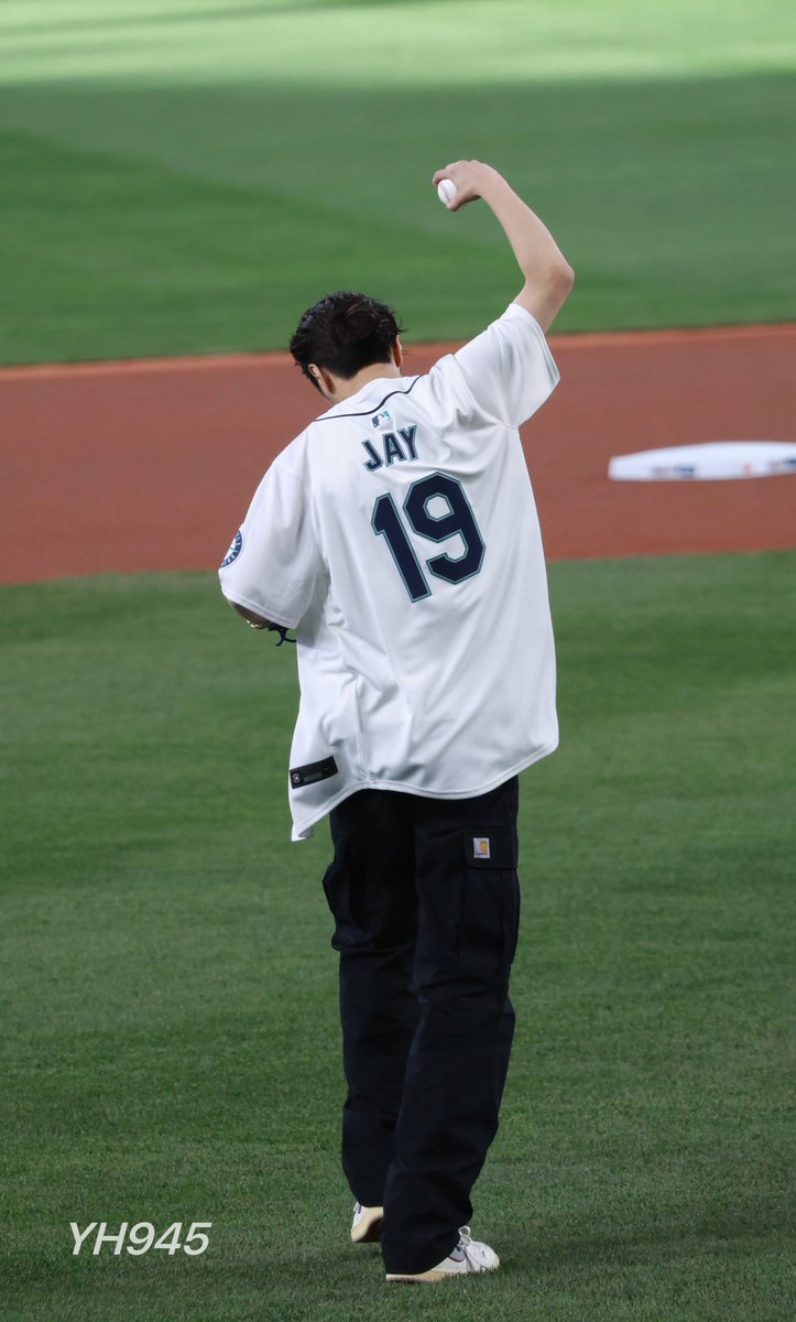 YH_945 tweet picture