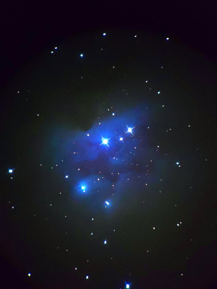 Nebulosa del hombre corredor, situada en la constelación de Orión! Una hermosa nebulosa de reflexión, gas, polvo y estrellas situada a unos 1600 años luz de la tierra. Foto tomada con celular y Telescopio.