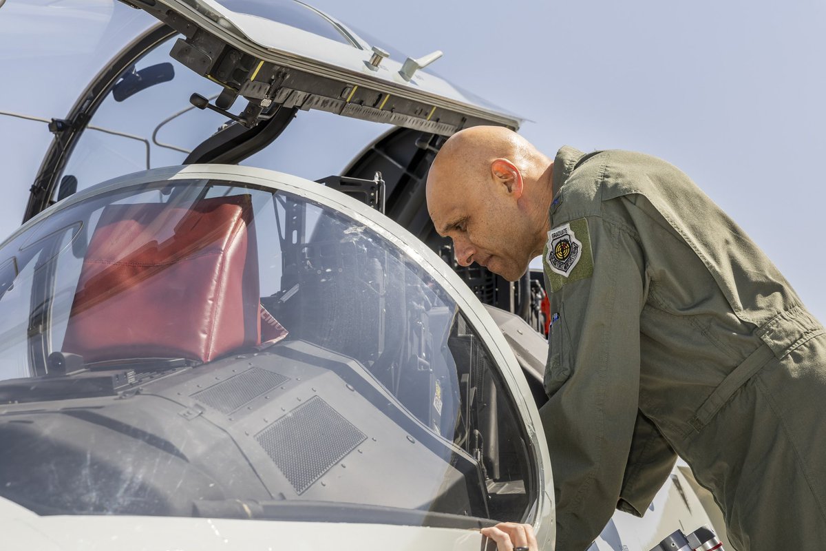 EdwardsAFB's tweet image. SPOTTED 📸- 

@AETC_Commander visits the Air Power Foundations Combined Test Force and 416th FLTS at Edwards. 

Lt. Gen. Robinson received an update on the @BoeingDefense T-7A Red Hawk test campaign. #MissionMonday #AFMC @AETCommand @AFTestCenter @HQ_AFMC