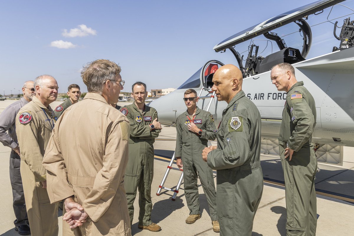 EdwardsAFB's tweet image. SPOTTED 📸- 

@AETC_Commander visits the Air Power Foundations Combined Test Force and 416th FLTS at Edwards. 

Lt. Gen. Robinson received an update on the @BoeingDefense T-7A Red Hawk test campaign. #MissionMonday #AFMC @AETCommand @AFTestCenter @HQ_AFMC