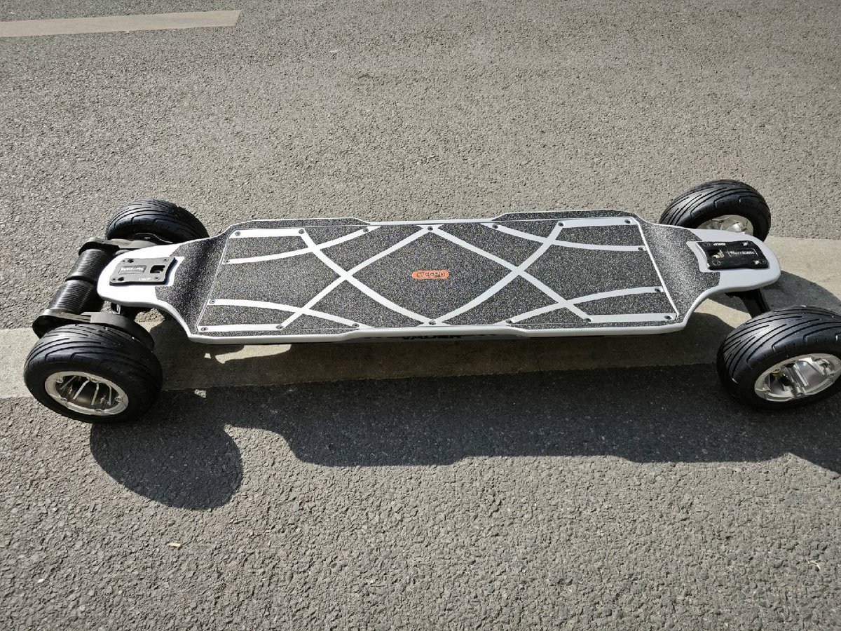 ✨ The silver Meepo Hurricane Vader is truly fascinating!!!✨

  🌈Sparkling silver amidst the darkness, exuding elegance and luxury.

💞Has it captured your heart?

#meepo #meepoboard #electricskateboard #longboard #esk8riders #esk8