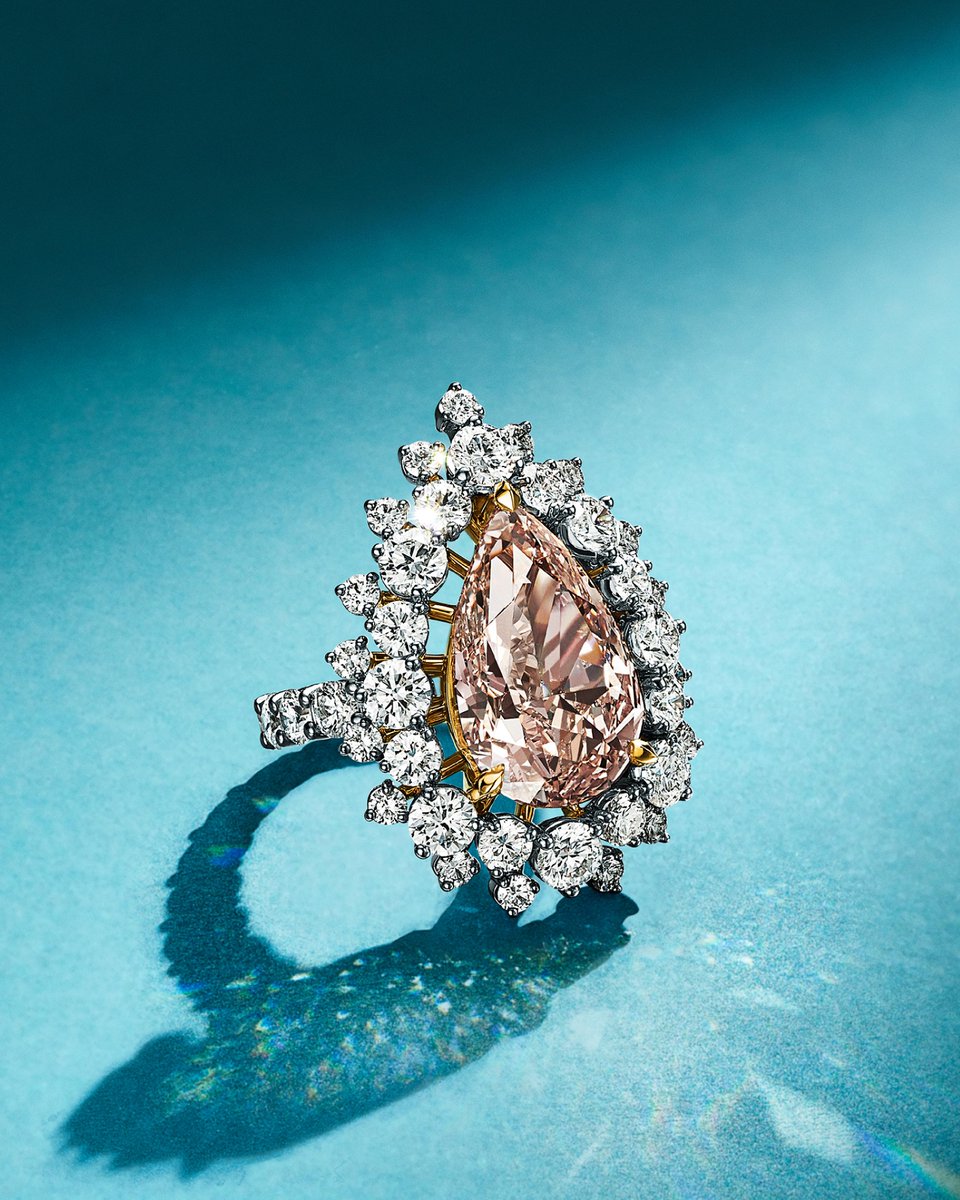 A notable piece in Blue Book 2024: Tiffany Céleste, the Ray of Light ring features an exceedingly rare gemstone: a 10-carat Fancy Brown Pink pear-shaped diamond. This remarkable center stone is accented by 18k yellow gold details and white diamonds. More: tiffany.com/high-jewelry/b…