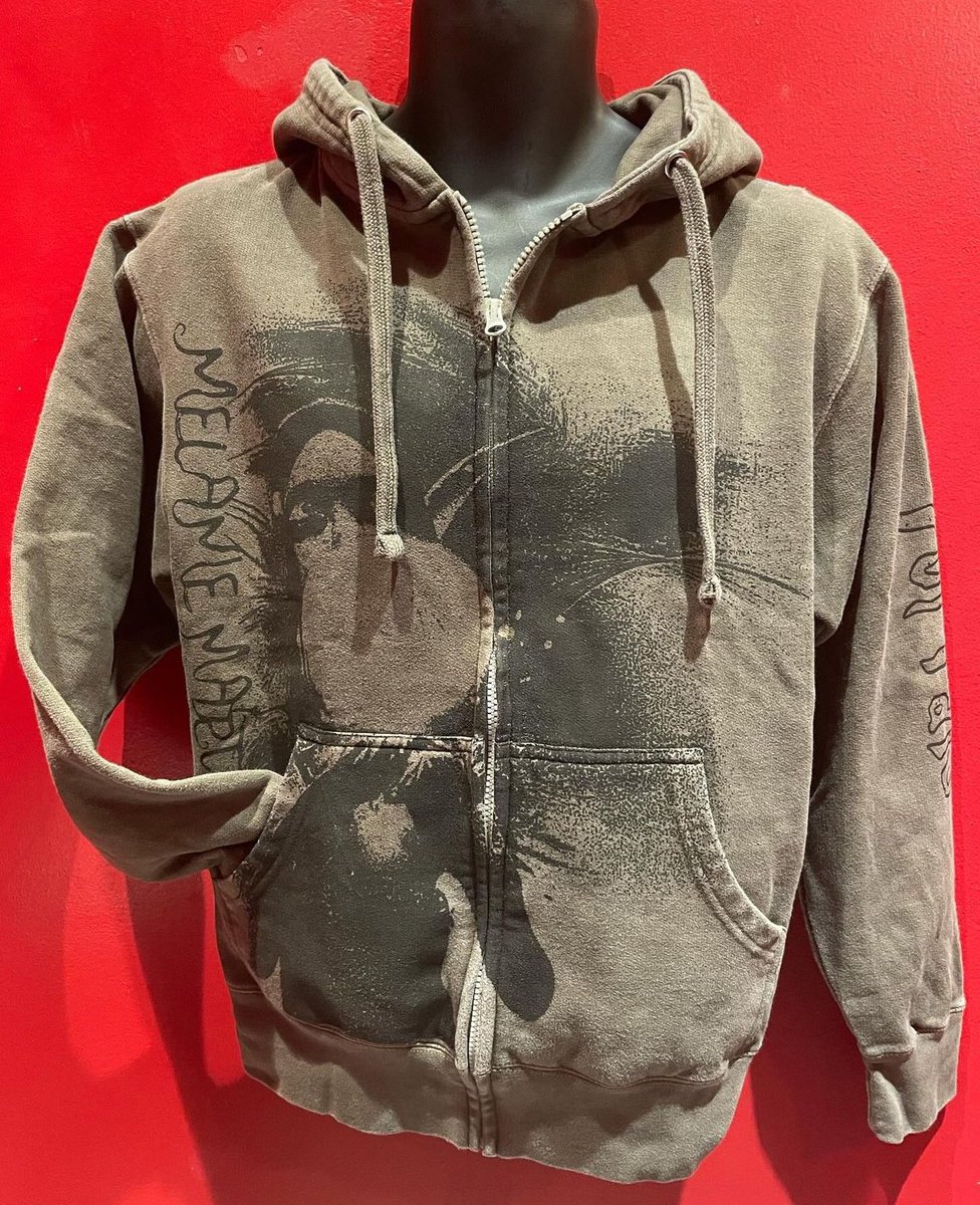 A new Portals hoodie has been released in stores at Hot Topic ❤️‍🔥 Currently it is only in some stores (not online yet). The design is a fairy holding an orb 🧚‍♀️