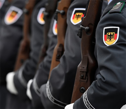 Ex-capitão do Exército alemão admite ter espionado para a Rússia tinyurl.com/mr2ex4s9 #Alemanha #ForcasArmadas #Bundeswehr #Exercito #espionagem #Russia #AfD #extremadireita