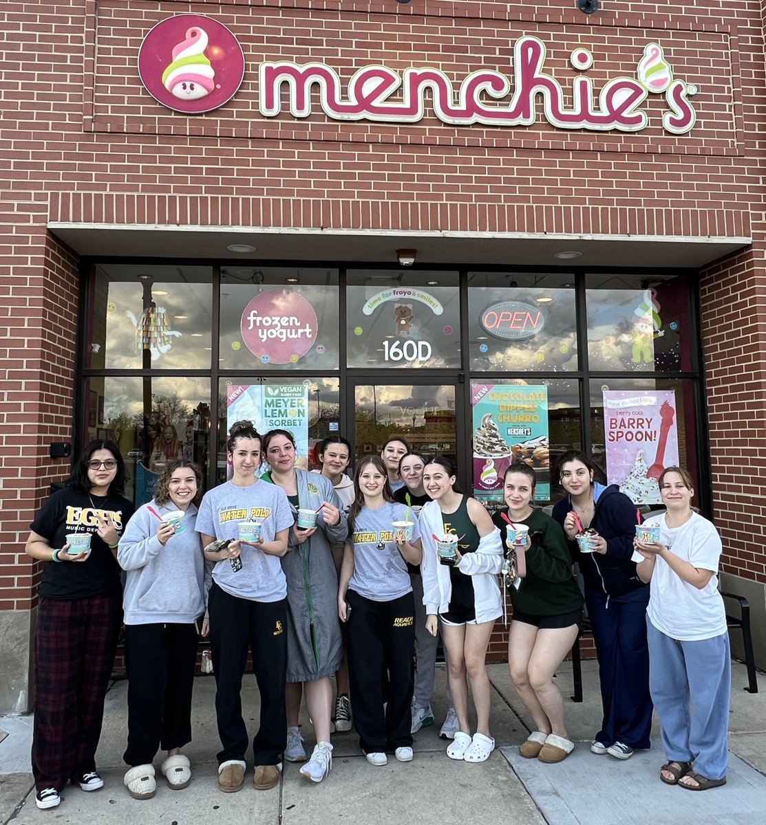Crossover game against Schaumburg ✅ Our MVPs were Maya and Anastasija! They played incredible on both offense and defense. 🤽‍♀️ On our way home, we stopped at Menchies for a post game treat. 🍦