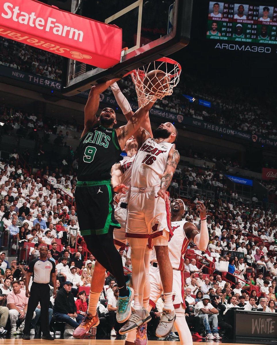 WHITE IS HOT 🔥 22 pts in the first half