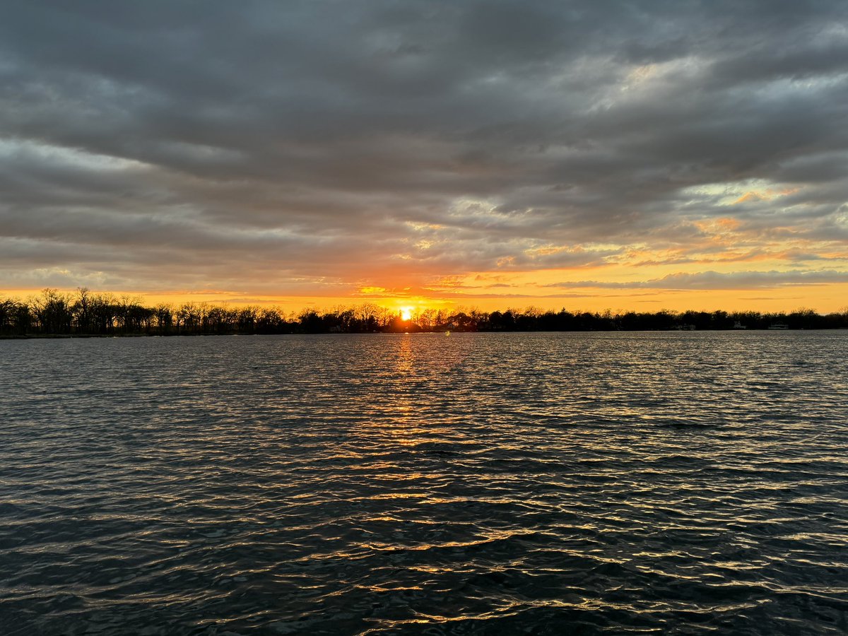 Great start to the week #sunset #lakelife