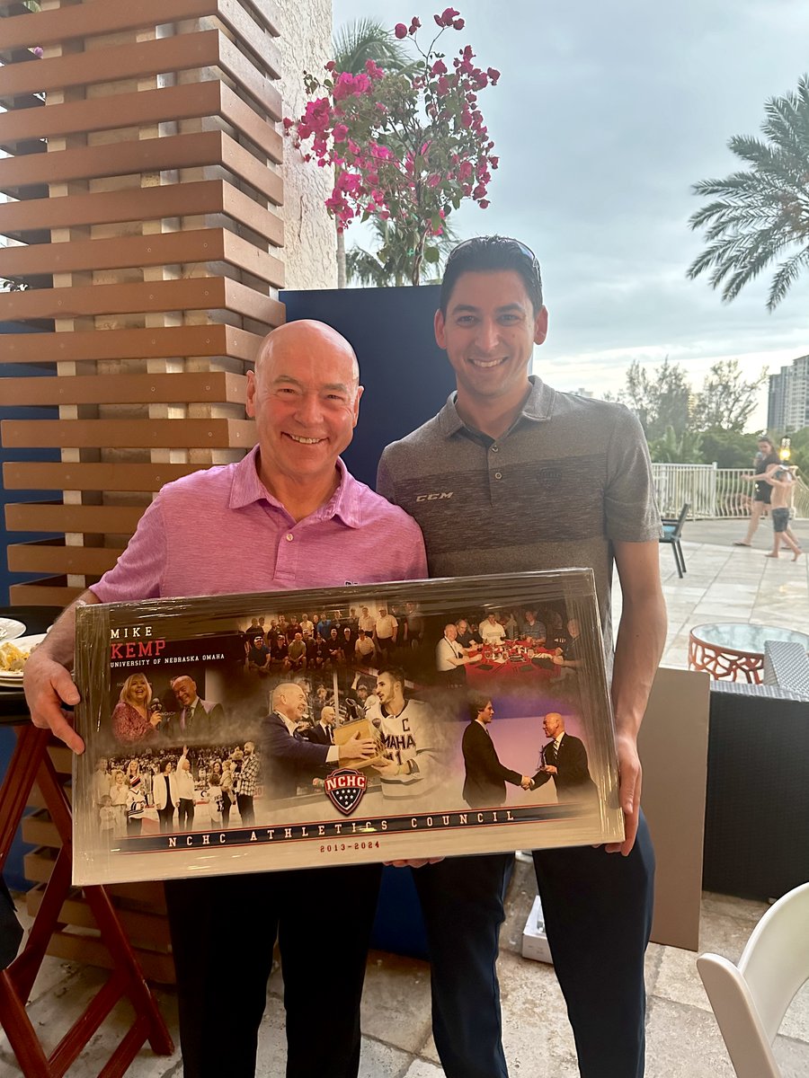 OmahaHKY's tweet image. Congratulations to Coach Kemp who was honored tonight in Naples, Florida with the NCHC Distinguished Service Award for his work at UNO and as an ambassador of college hockey! Another extremely well-deserved accolade.

📰: tinyurl.com/3tapb5e7

#OmahaHKY