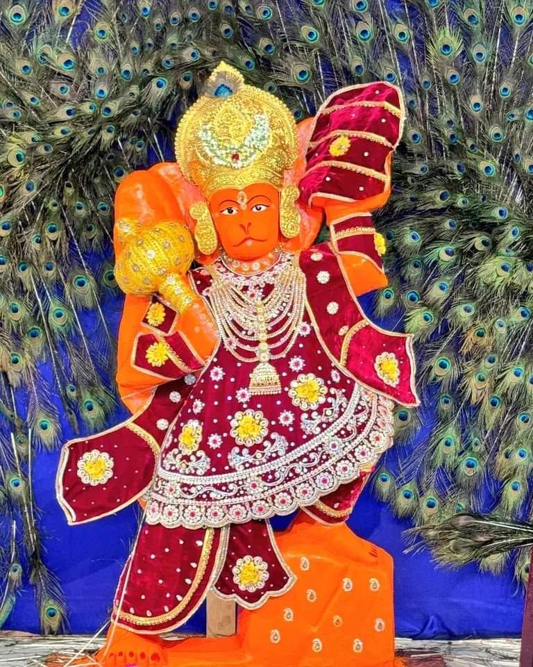 ध्यायेद्बालदिवाकरद्युतिनिभं देवारिदर्पाऽपहं देवेन्द्रप्रमुखं समस्तयशसं देदीप्यमानं रुचा।
सुग्रीवादि समस्तवानरयुतं सुव्यक्ततत्त्वप्रियं संरक्तारुणलोचनं पवनजं पीताम्बरालङ्कृतम्॥
ॐ श्रीहनुमते महापराक्रमाय सर्वकार्याणि इमानि मम साधय ह्रूं ह्रूं फट् स्वहा॥
जय श्री हनुमान जी🙏