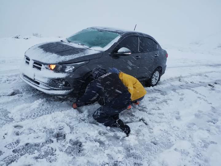 #LasColoradas 🔴 Policía asistió a una familia varada en RP46.
👉Personal de Comisaría Nº31 asistió a un vehículo varado por no poseer cadenas de nieve en el sector Llao Llao. 
👮🏼‍♂️ @PoliciaNQN recomienda el uso de cadenas obligatorias y evitar transitar en medio de temporales.