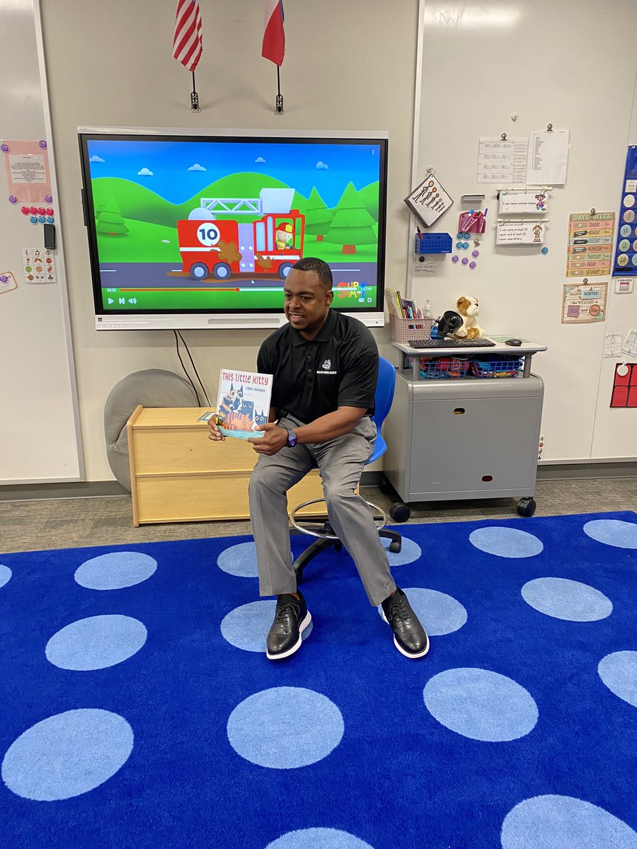 MaryHer29048946's tweet photo. Mr. Kinney was an entertaining Mystery Guest Reader! Students enjoyed him acting out the stories. 🤩 #jeschat @KinneyBobby https://t.co/YzcCtfToBB