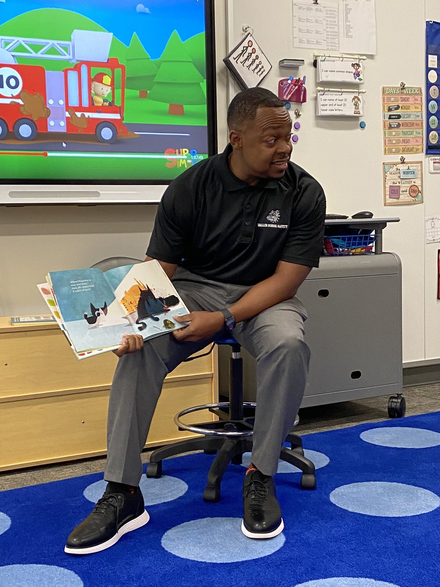 MaryHer29048946's tweet photo. Mr. Kinney was an entertaining Mystery Guest Reader! Students enjoyed him acting out the stories. 🤩 #jeschat @KinneyBobby https://t.co/YzcCtfToBB
