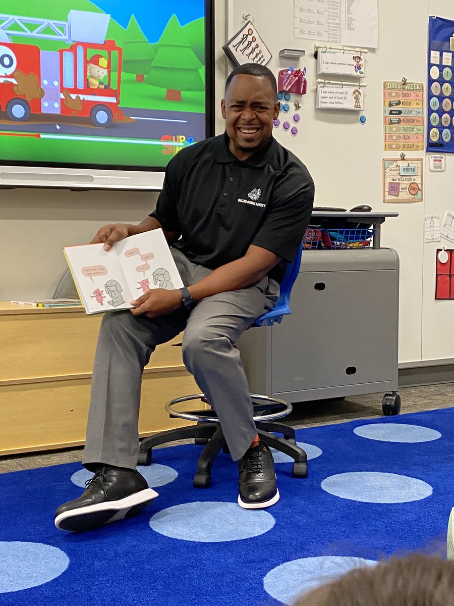 MaryHer29048946's tweet photo. Mr. Kinney was an entertaining Mystery Guest Reader! Students enjoyed him acting out the stories. 🤩 #jeschat @KinneyBobby https://t.co/YzcCtfToBB