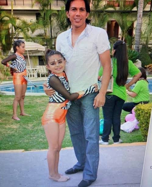 🇲🇽 | #EllasEnVix La anotadora de un gol hoy @gtz_jana de niña junto a su papá! @YleanaDavila @ramon_aranza @AnaCatyHdz