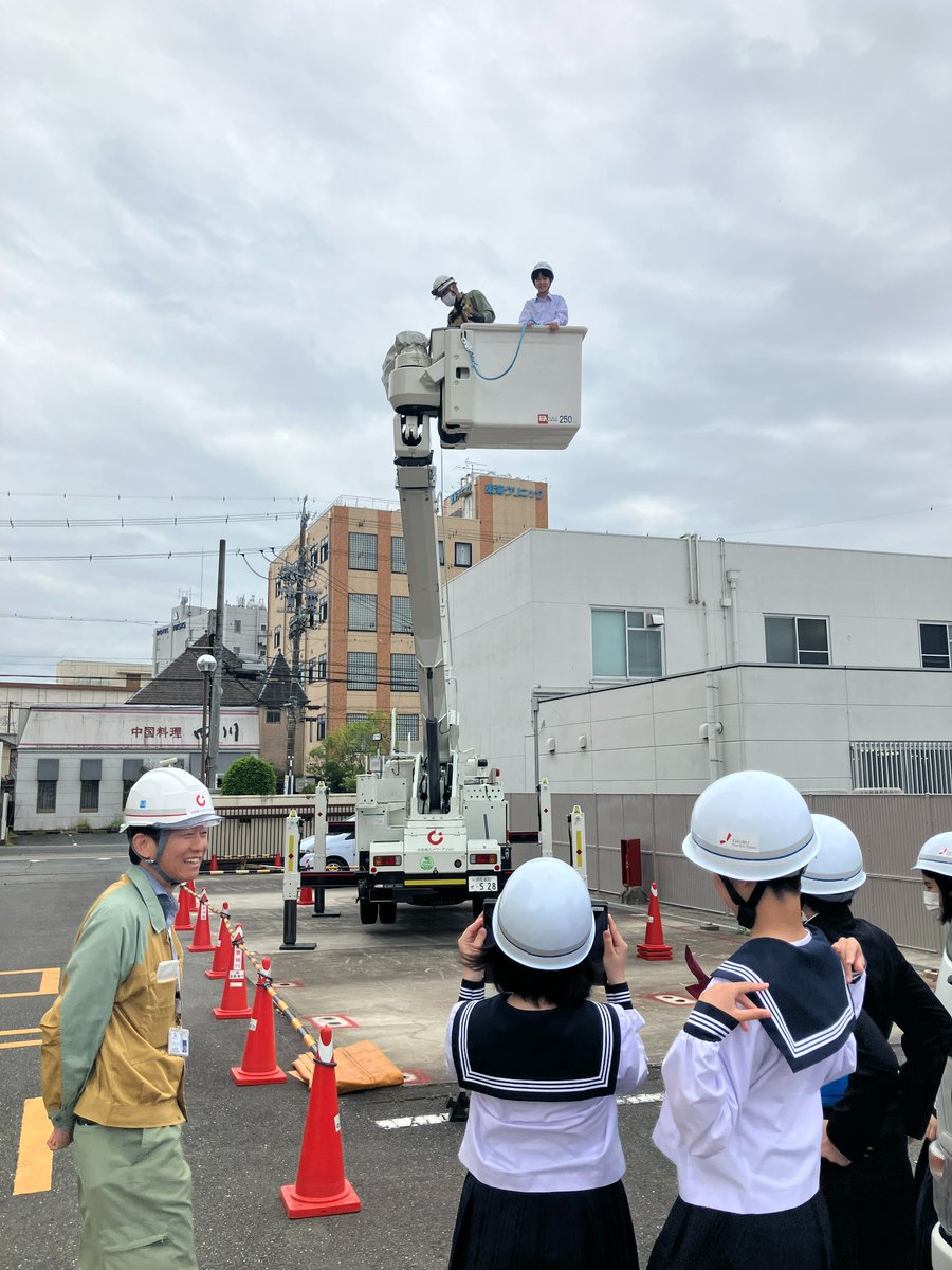 ＼探求授業への協力／ 当社掛川支社は、地元中学校の「総合的な探究の時間」の授業に協力しました✏️当社の #SDGs の取り組みを説明した後、配電指令室の見学や、#高所作業車 の体験乗車を通じて、当社ついて楽しく学んでいただきました👷‍♂️今後も、地域の教育活動に積極的に協力してまいります💪