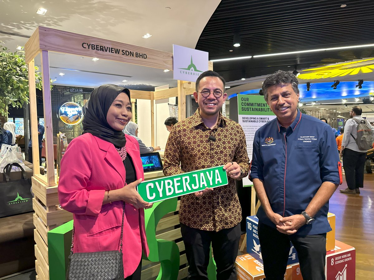 We're thrilled to have participated in the @TalentCorpMsia KESUMA Green Skills Fair 2024 at Avenue K Mall, Kuala Lumpur, from 25th to 27th April 2024. A special thank you to YB Tuan @scheekeong, Minister of Human Resources, for dropping by our booth. @Twt_Cyberjaya