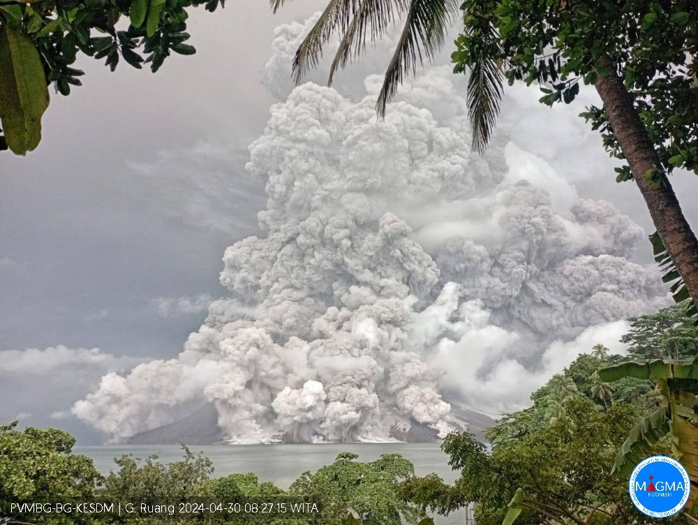 Terjadi erupsi G. Ruang 🇮🇩 pada hari Selasa, 30 April 2024, pukul 08:35 WITA. Tinggi kolom letusan teramati ± 5000 m di atas puncak (± 5725 m di atas permukaan laut). Kolom abu teramati berwarna kelabu hingga hitam dengan intensitas tebal ke arah timur dan selatan.