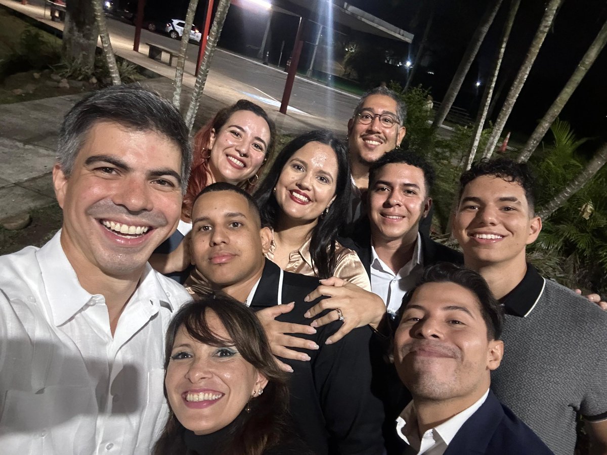 Saliendo del último debate de Vicepresidentes de esta campaña electoral. En la foto con los compañeros que apoyaron cada día del proceso. El domingo recuerda votar 11.