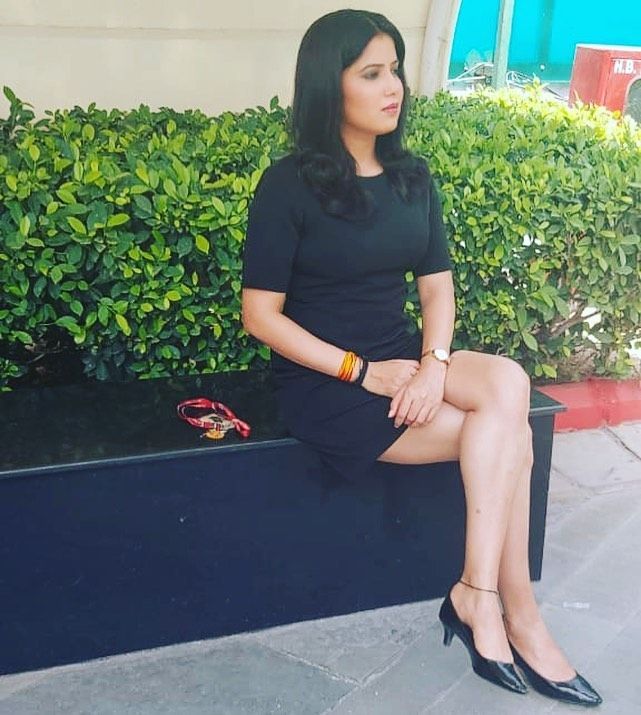 Indian tv News Anchors🇮🇳 Page promotion➡️ Please Follow News Anchor - Priyanka Sharma hindustanianchors