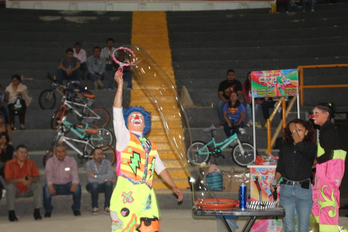 #preSNTE55

El Mtro. Jorge Guevara Lozada, Secretario General del #SNTE55, Mtro. Mario Armando Valdez Herrera, representante del #CENSNTE y Comité Ejecutivo Seccional festejaron el #DiaDelNiño