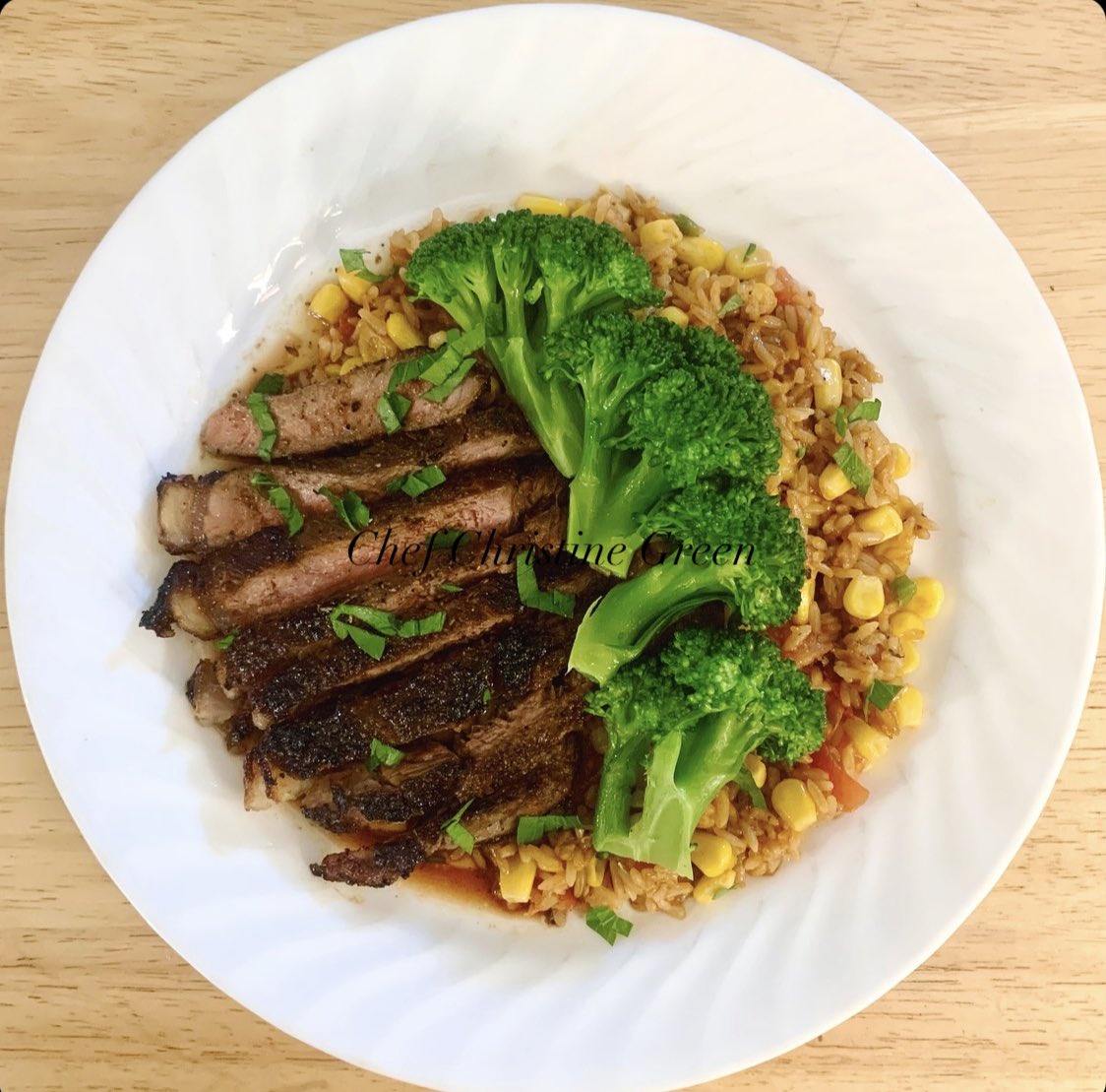 Mouthwatering pan seared black pepper steak with Spanish rice and steamed broccoli 🥩