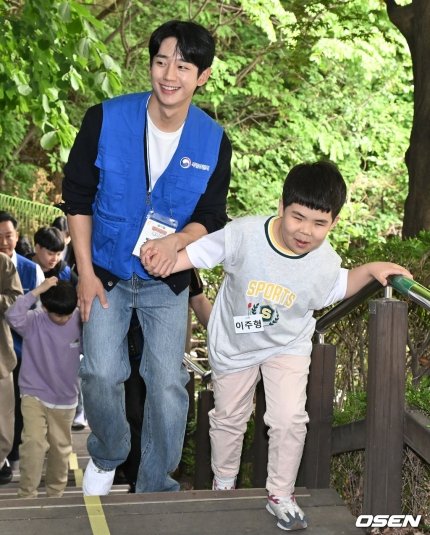 📰 #JungHaeIn visited the Seoul National School for the Blind located in Jongno-gu, Seoul as part the Happy Empathy Volunteer Group