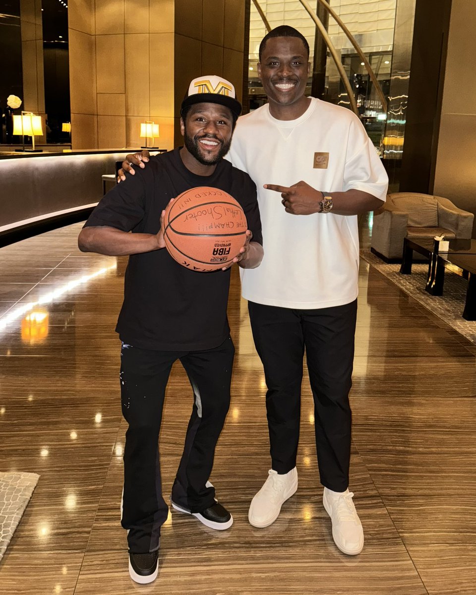 In Dubai with the living legend Floyd Mayweather! It’s a must we give flowers to individuals who have paved the way. It’s a honor to call you a friend and mentor!🥊 Stay locked in! @FloydMayweather #FloydMayweather #LethalShooter
