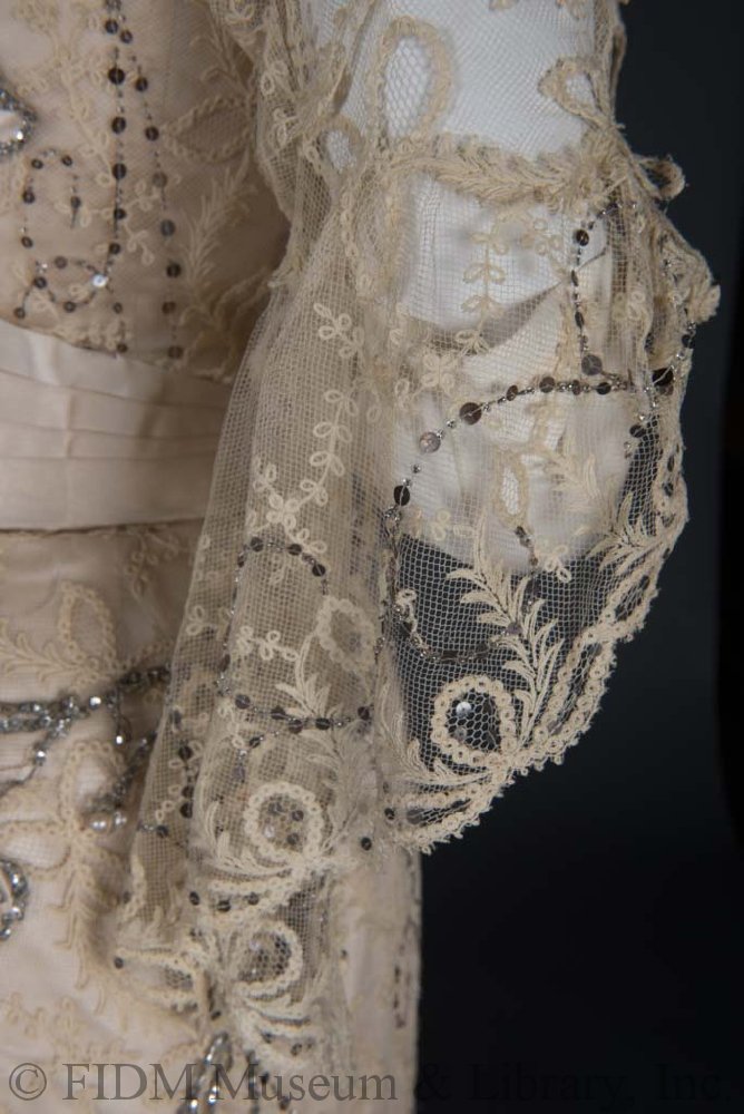 Court Gown, c.1902.

Silk, metal & glass.
©️ @FIDMMuseum 
#Fashionhistory