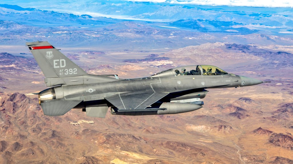 A gorgeous view of an F-16D assigned to the 416th FTS duing a photo chase mission over Edwards (Circa April 2023). Is it just me, or is the backseater's canopy untinted? 🤔 #avgeeks #aviation #aviationdaily #aviationlovers #USAF