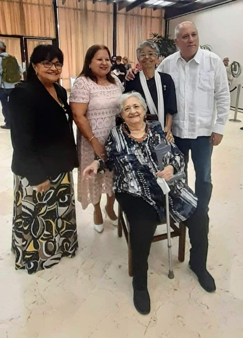 Tres maravillosas mujeres:La artista de la plástica Lesbia Vent Dumois,la filósofa e investigadora Isabel Monal y la directora coral Digna Guerra,recibieron hoy el Título Honorífico de Heroínas del Trabajo de la República de Cuba. Felicidades queridas compañeras #HonrarHonra 🇨🇺