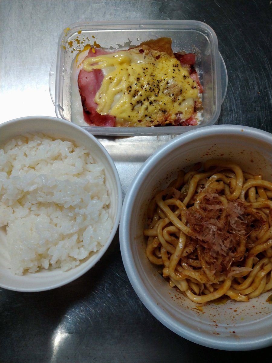 昨日の晩飯！
◯ご飯
◯カップ麺
◯ベーコンと卵にチーズかけたやつ

カップ麺は焼きうどん。美味しいけど少なかったな〜😢
やはりマイナーは少なくなってしまうのか…

#料理記録 #おうちごはん