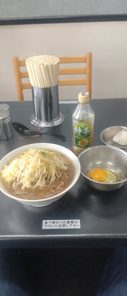 今日のお昼は千葉県柏市のラーメン二郎柏店さん
小ラーメン少なめ＋生たまご＋特茶
コールはニンニクカラメ
今日はお一人様ばかりだったので一人でテーブル席
しかもエアコン直下で風当たりっぱなしの天国
ごちそうさまでした！