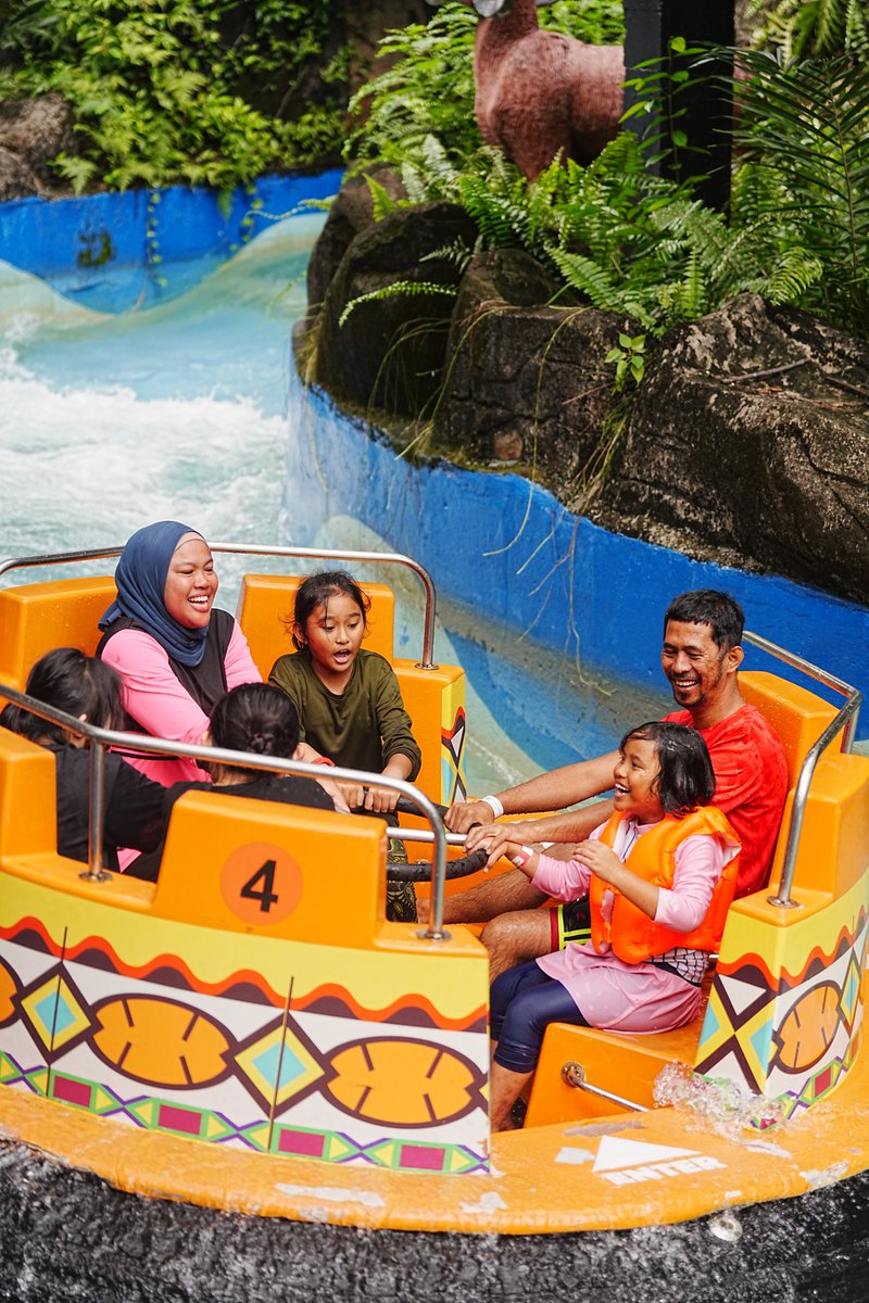 Hold on tight! The Grand Canyon River Rapids will take you for a wild splashing ride 🌊💦  #SunwayLagoonMY #BestDayEver