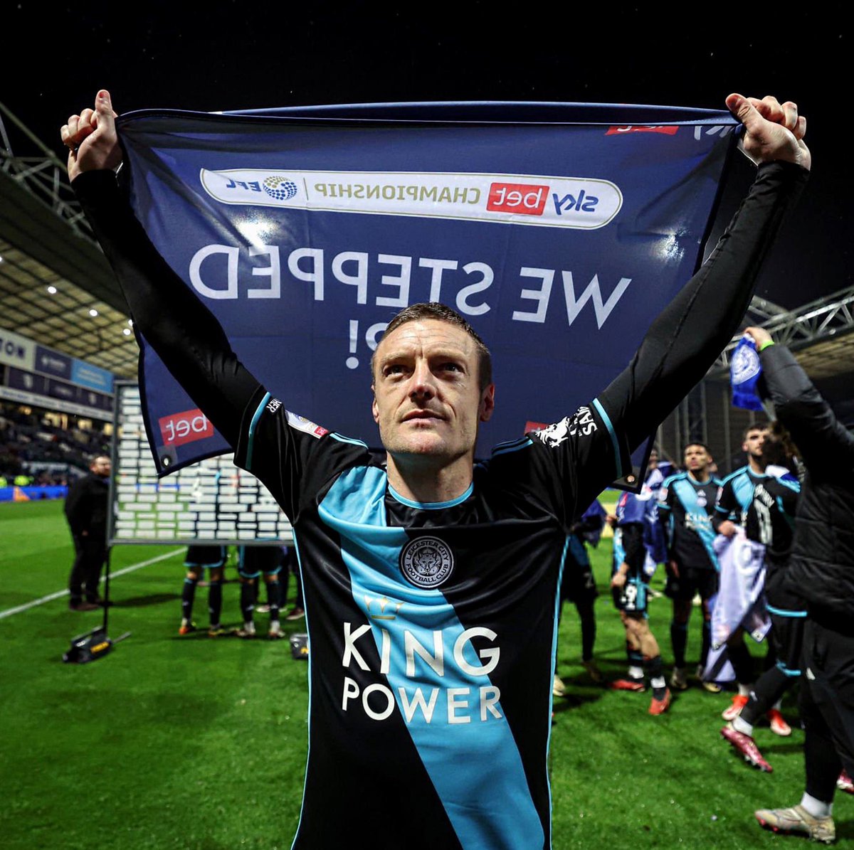 Esta foto es lealtad, orgullo, amor y honor. Jamie Vardy celebrando hoy el título de segunda división y el ascenso a Premier League.

Con 37 años, se quedó, fue el goleador y volvió a llevar al Leicester a primera. En la entrevista post-partido dijo que aún no piensa en el