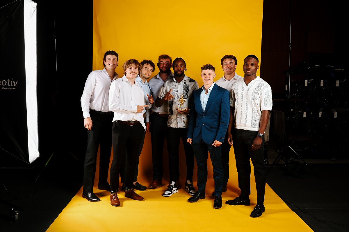 The wave of momentum 😏 Our track & field squad is named the Men's Most Outstanding Team of the Year! #Hawkeyes