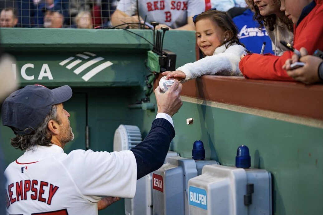 📸 Two great photos of Patrick Dempsey interacting with kids at the Chicago Cubs/Red Sox game on Friday (26/04) at Fenway Park in Boston, Massachusetts.

———
IG: nreidphotos.
@PatrickDempsey