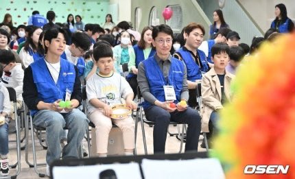 Jung Haein aka Choi Seung-Hyo of #GoldenBoy #MomsFriendsSon visited the Seoul National School for the Blind and interacted with the students for the Happiness Empathy Volunteer Movement of the Korean government -a golden boy with a golden heart @ActorHaein @FNC_ACTOR 💙💙💙