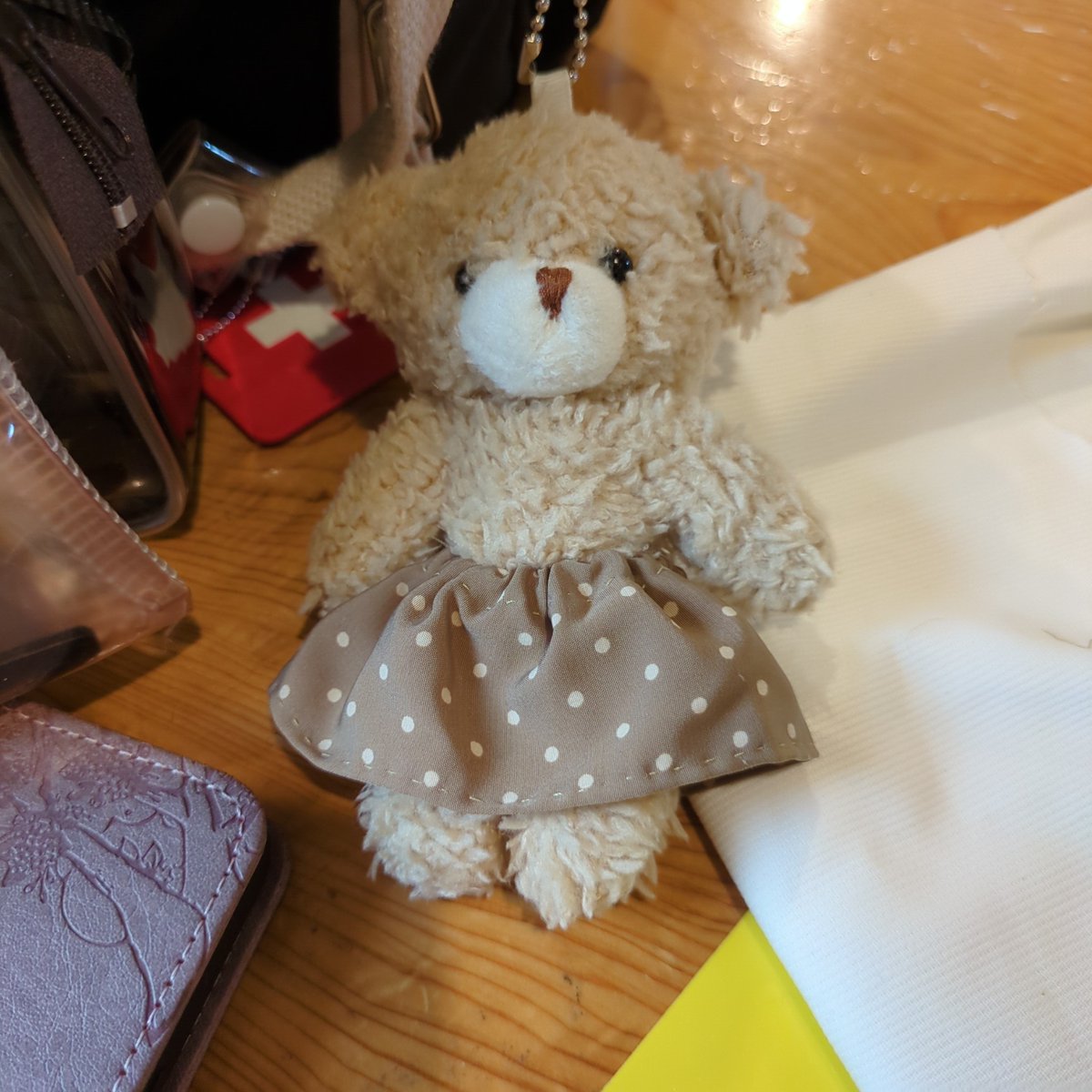 az3O17's tweet photo. #timu で購入したバックに着いてきたくまさん。顔が大きいから胴体が貧弱に見えて、服をチクチク縫ってます。スカートが出来たので今度は上着…その前にスカーフとか作ろうか? #ハンドメイド https://t.co/DxZS2f1T2o