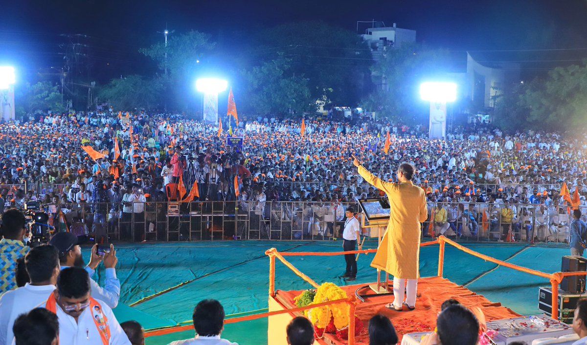 BIG BREAKING ➖ This is Huge 🔥 

Uddhav Thackeray Shiv Sena chief 
campaigned for the Congress party candidate Pariniti Shinde in Solapur Maharashtra. 
The grounds were filled with hundreds and thousands of Supporters of the INDIA alliance.

#LokSabhaElections2024 
#NoVoteForBJP