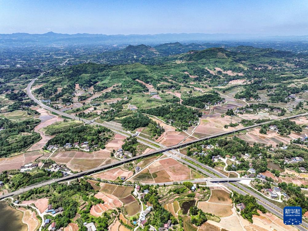 The #Chongqing Liangping to #Sichuan Kaijiang #Expressway🛣️ (Liang-Kai Expressway) opens today! A key project in the #Chengdu-Chongqing economic zone will significantly shorten travel times between cities, benefiting 20 towns in Sichuan & Chongqing. This development is set to…