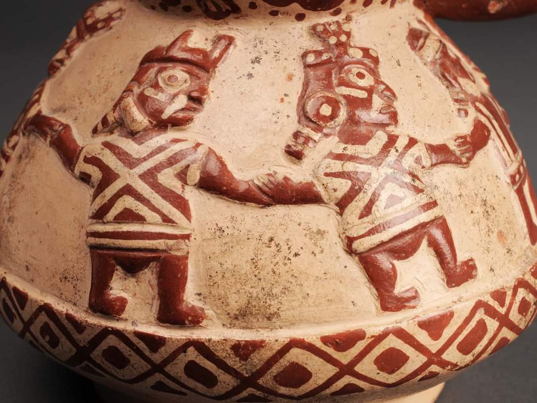 DíaInternacional De La Danza...
La danza nos permite expresarnos. Con el movimiento de nuestros cuerpos podemos contar historias. Por ello, en el antiguo Perú, la música y la danza han estado siempre presentes en los rituales y festividades.
Cultura Mochica.

Museo Larco