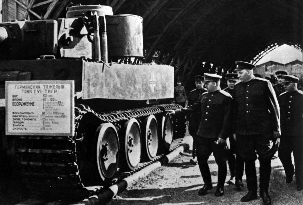 Das Ausstellen erbeuteter Technik hatte auch im 2. WK Konjunktur. Vom 22. 6. 1943 bis 1. 10. 1948 gab es in Moskau eine Beutewaffen-Ausstellung. Sie soll von 7,5 Mio. Menschen besucht worden sein. (Im Bild Marschall Shukow am Beute-Tiger) 1/x