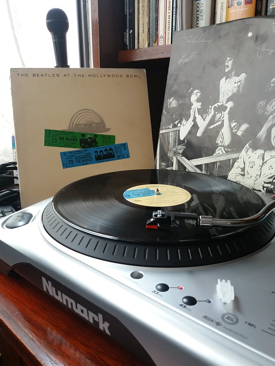 #HoyEnLaHistoria #FelizSábado -1977 – Lanzan @TheBeatles #AtTheHollywoodBowl, su único álbum en vivo oficial. @rochy62