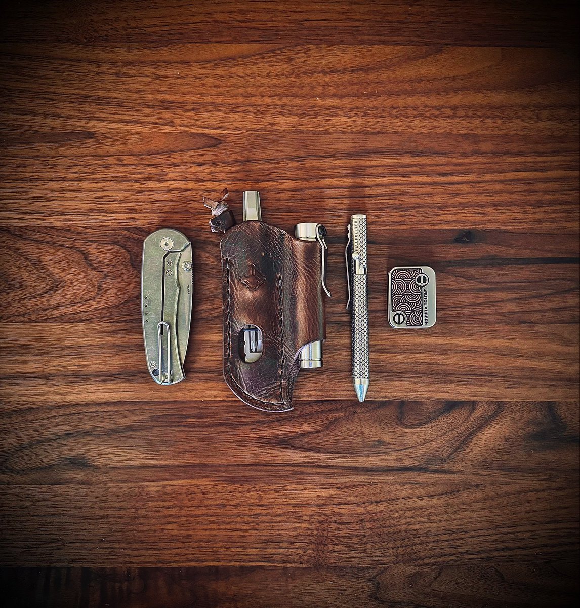 jim_edc's tweet photo. Monday with some favorites 🙌

#titaniumfolder #titaniumedc #dawsonmachinecraft  #paradropleather #edcorganizer #quietcarrydrift #fellhoeltertibolt #veroengineeringfulcrum #edcflatlay #edctool #edccarry #dailycarry #edcphotography #everydaycarrycommunity #edcdump #edclifestyle https://t.co/DExQrOwXJ3