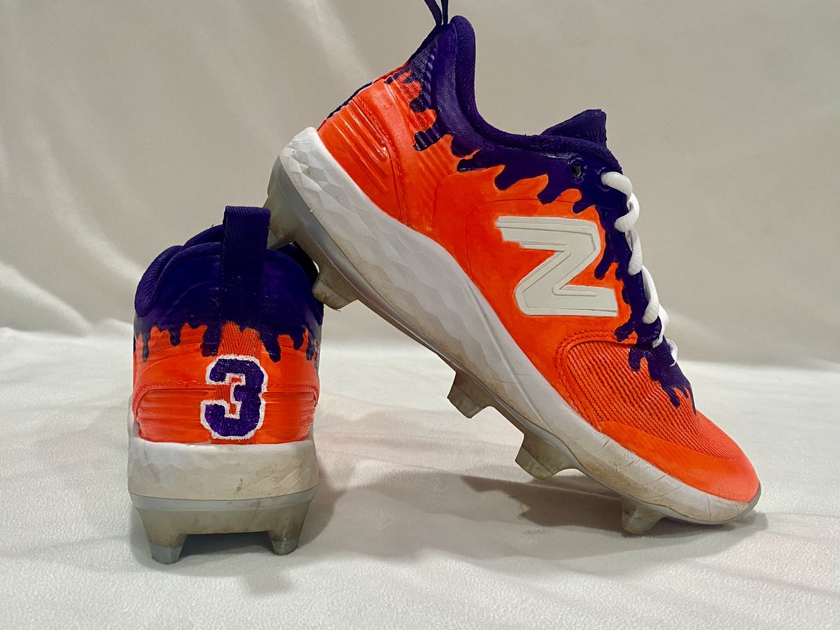 KBArtCincy's tweet image. Custom New Balance 3000 Drips.  Get yours too with KB Art.  #CustomCleats #Cleats #angelusdirect #BaseballCleats #Baseball